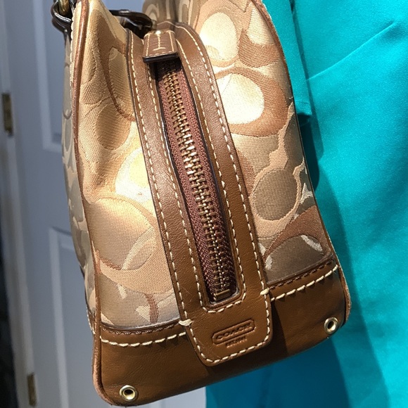 Well Loved Coach Logo Handbag - Picture 4 of 15